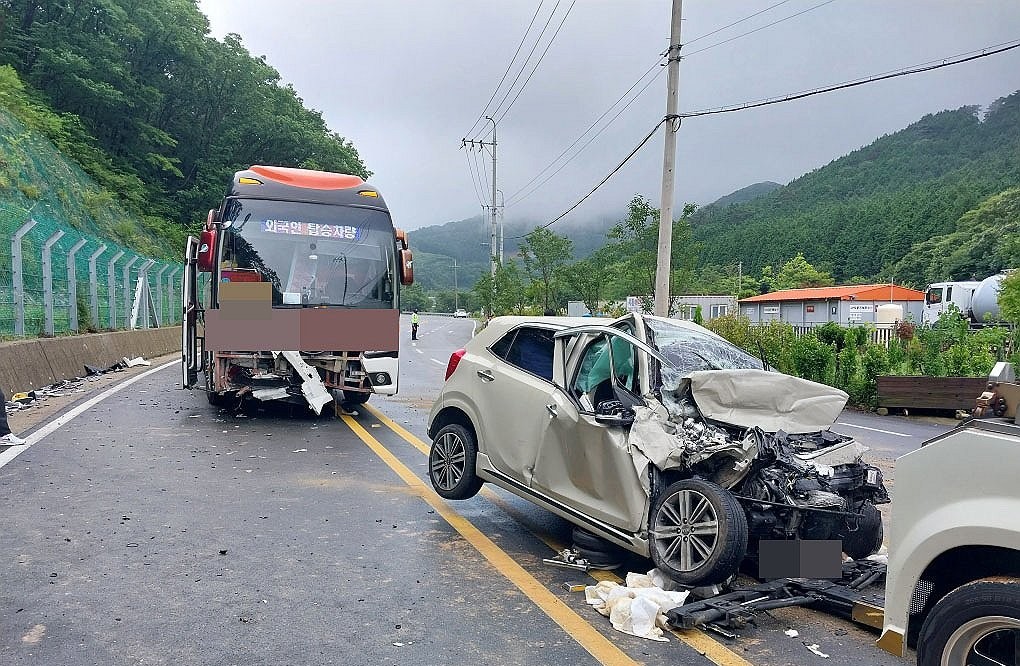 一輛台灣旅行團巴士在韓國7月3日中午12時30分左右，當時一輛小客車駛入對向車道，與載有台灣旅行團的觀光巴士相撞。事故導致小客車駕駛死亡，10名台灣旅客被送往醫院檢查，其中一人眼角擦傷較嚴重，但無生命危險。

警方初步調查顯示，小客車超越中央線是事故的肇因。觀光署表示，受傷的旅客在當地導遊的陪同下前往醫院檢查，並且旅行社已更換遊覽車，讓旅行團得以繼續行程。旅行團已投保旅行業責任保險，包括意外死亡及意外傷害醫療，旅行社被囑咐妥善處理旅客的照護事宜。