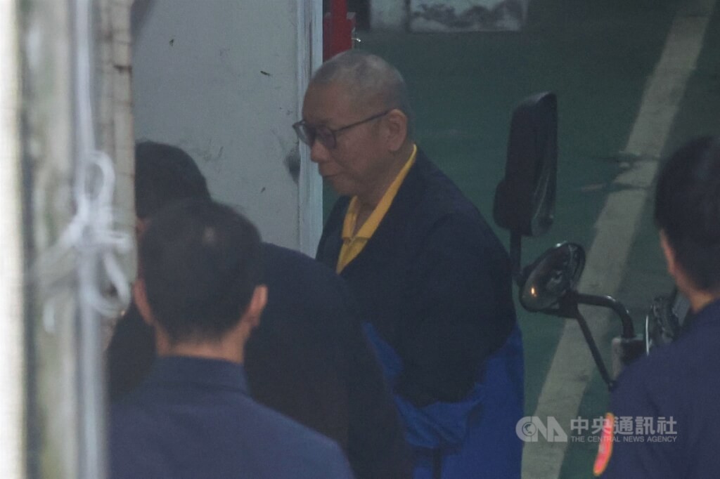 柯文哲光頭現身應訊，京華城案延押再掀風波