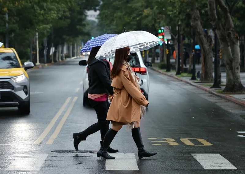 東北季風夾帶萬宜颱風外圍雲系 北台連日濕涼 雨勢狂炸四地