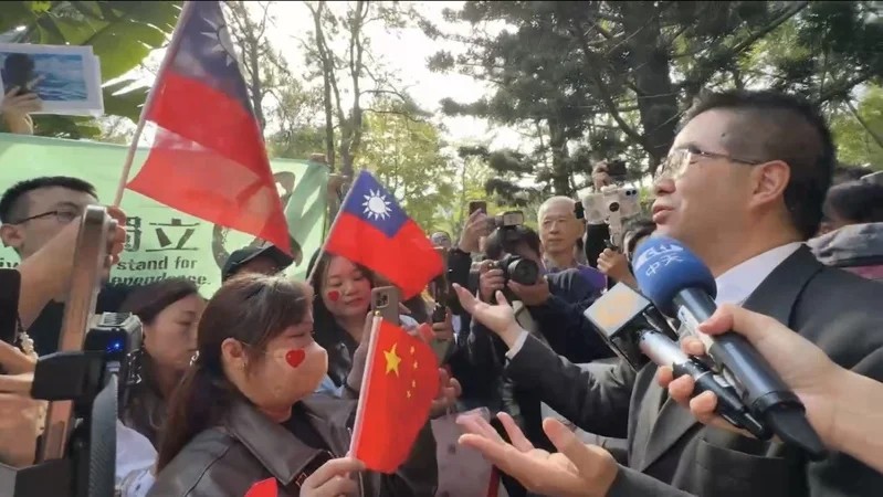 清大陸生參訪引發衝突：五星旗與青天白日旗互嗆，場面騷亂