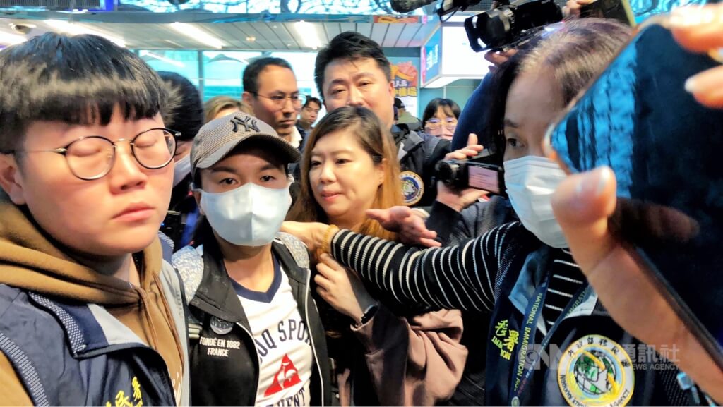 涉鼓吹武統未如期離境　陸配「小微」被移民署強制遣返下午搭機出境