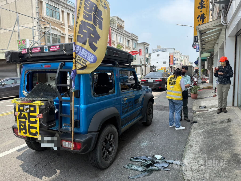苗栗罷團宣傳車遭砸！志工驚呼光天化日遭毀損　警方火速逮捕嫌犯送辦