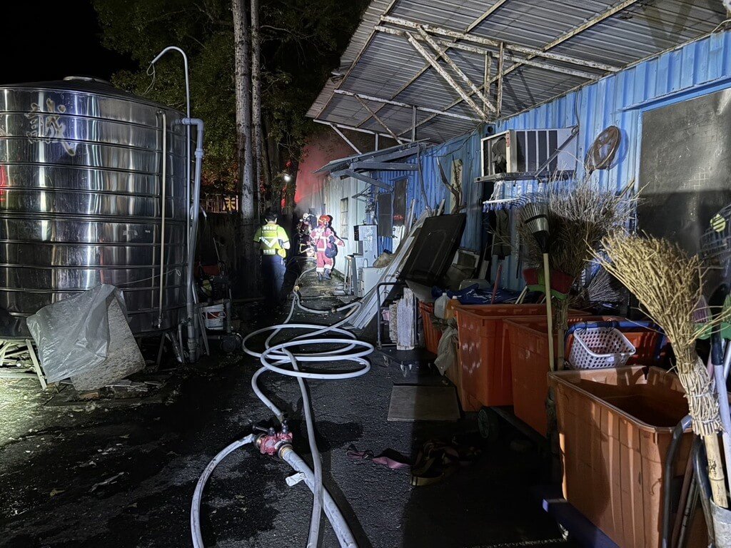 【清大南大校區深夜火警無人傷亡　體育館旁鐵皮建物疑為清潔儲物區】